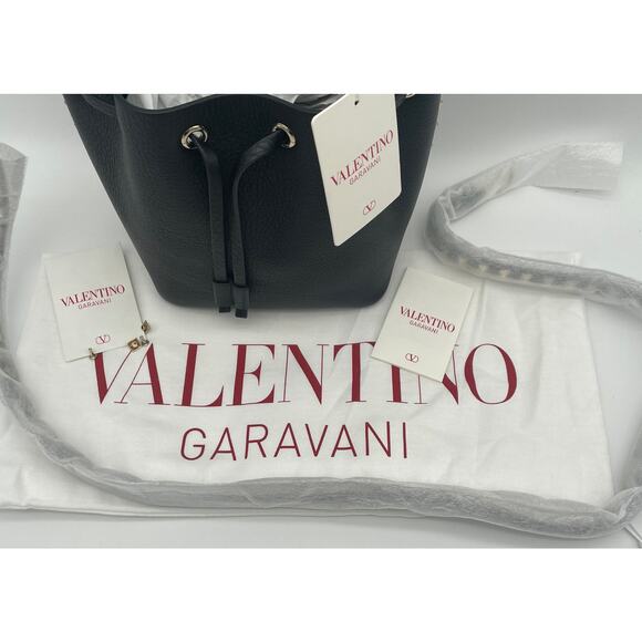 NEW VALENTINO BLACK GRAIN LEATHER ROCKSTUD BUCKET SHOULDER BAG PURSE NWT - Picture 10 of 14